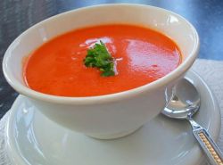 rajčatovou polévku v pomalém sporáku