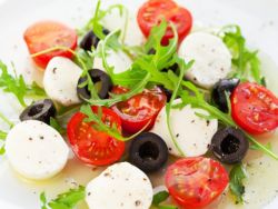 Talijanski salata s mozzarellom i rajčicama