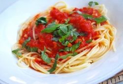 spaghetti z sosem pomidorowym
