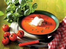 zupa pomidorowa z bazylią i oliwkami