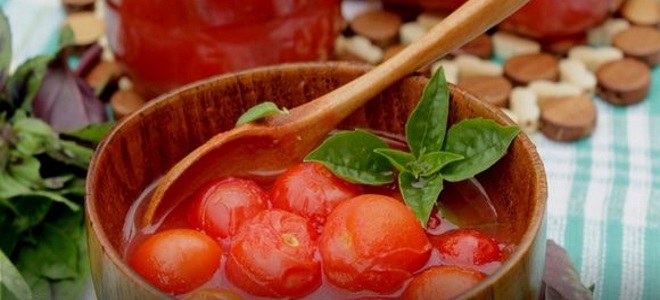 češnjev paradižnik v lastnem soku