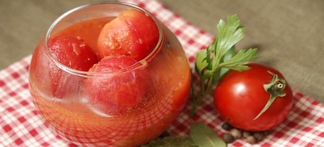 белени домати в собствения си сок за зимата
