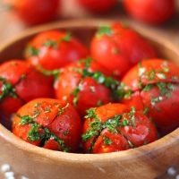 мариновани домати пълнени с билки и чесън