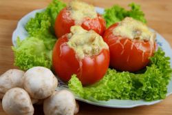 pomidory nadziewane grzybami i serem