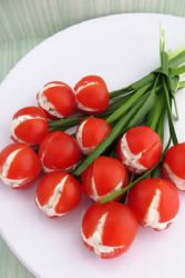 Pomidory nadziewane serem i czosnkowymi tulipanami