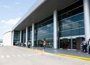 Центральный вход аэропорта Тонконтин
