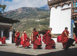 Тибетские монахи в монастыре