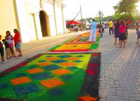 Цветочные ковры, украшающие улицы Трухильо во время Страстной недели