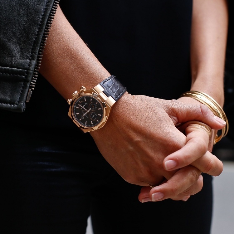Мужские часы женщины. Мужские часы на руке. Часы на руку женские. Часы мужские и женские. Часы на руке женщины.