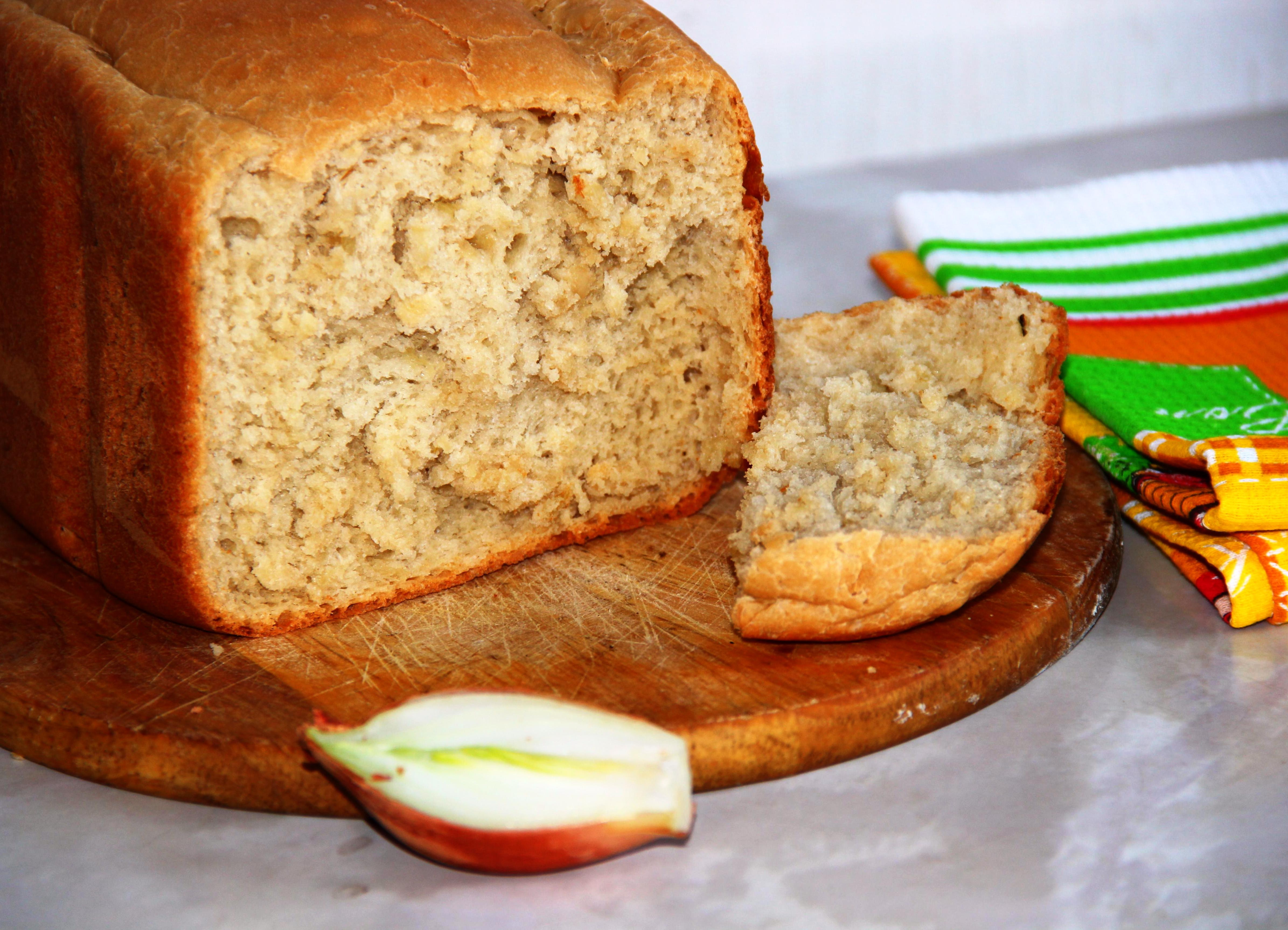 Хлеб с луком на сковороде рецепт. Луковый хлеб в духовке. Луковый хлеб в хлебопечке. Ржаной хлеб с луком в хлебопечке. Хлеб с жареным луком.