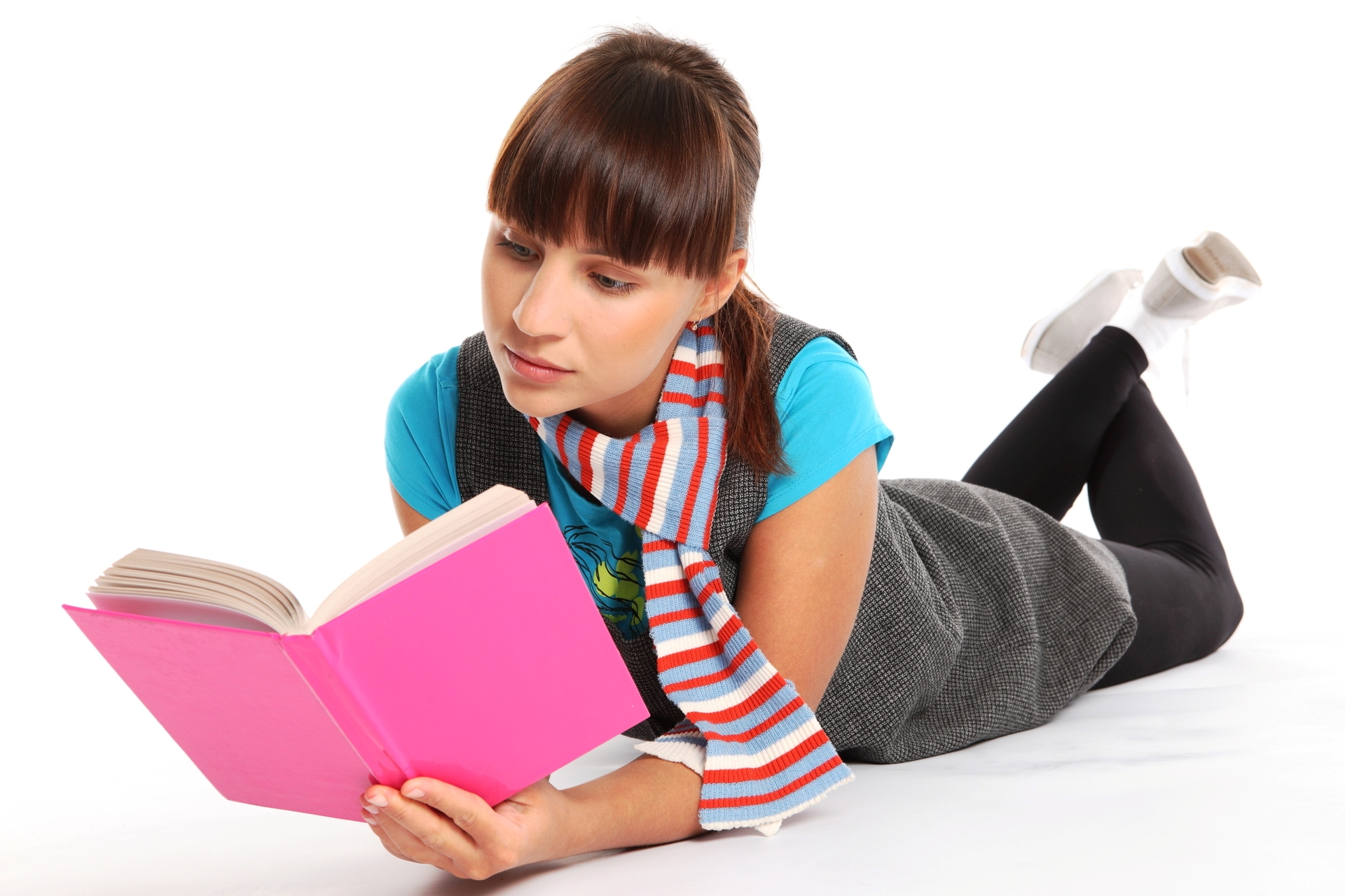 Что читать в 11 лет. Подросток с книгой. Чтение подростки. Подросток с книжкой. Девочка с книжкой.