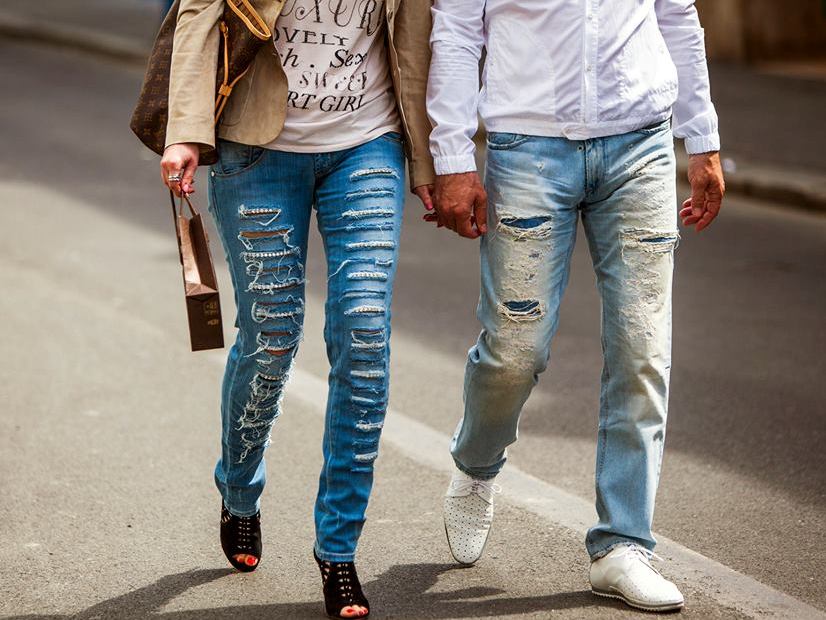 Двое пара брюк. Мужчина в джинсах. Рваные джинсы мужские. Парень в рваных джинсах. Мужские джинсы на девушке.