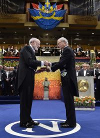 Король Швеции Карл XVI Густав вручает награды во время Нобелевской церемонии