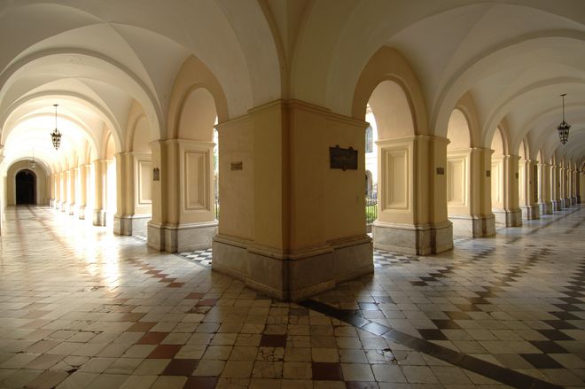Коридоры университета Кордовы, выполненные в готическом стиле
