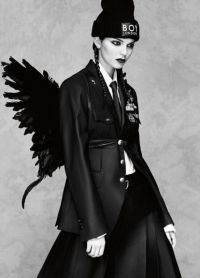 Кендалл рекламирует одежду с черными крыльями