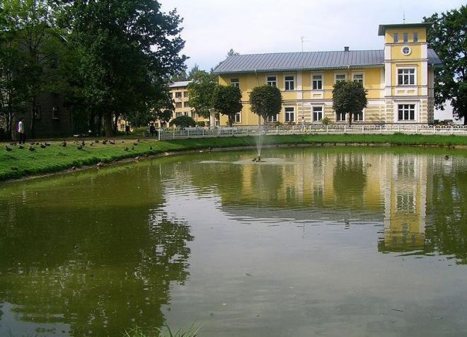 Здание библиотеки и пруд