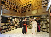 Папа Бенедикт XVI в апостольской библиотеке Ватикана