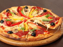 pizza z kiełbasą i warzywami