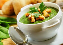 zeleninová chudá polévka s brokolicí