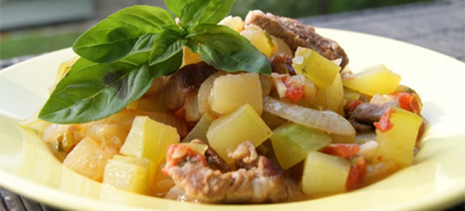 zeleninový ragout s masem a bramborami