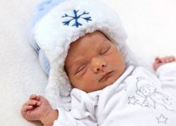 jak nosit novorozence v zimě