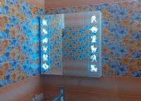 stenska omara v kopalnici z ogledalom 1