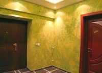 Dekorace na stěně v chodbě s dekorativní omítkou -2