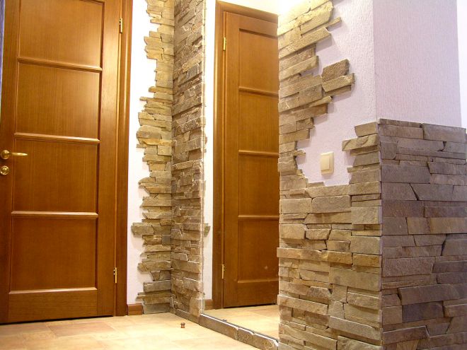 Отделка стен коридора камнем