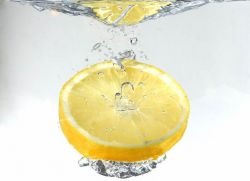 voda s citronem ráno na prázdný žaludek