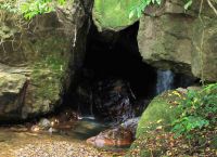 Пещера у основания Yayas Falls