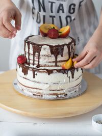 Свадебный торт без мастики с ягодами и фруктами 8