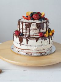 Свадебный торт без мастики с ягодами и фруктами 9