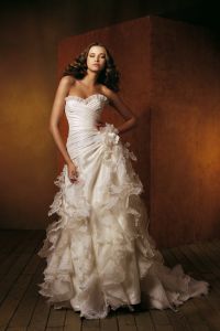 Сватбена рокля в испански стил