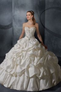 Сватбена рокля в испански стил