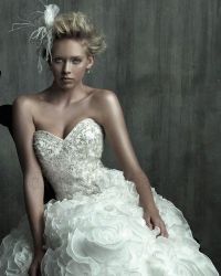 Vjenčana haljina s izvezenim korzetom