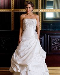 Vjenčana haljina s izvezenim korzetom2