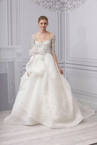 Suknia ślubna z koronkowymi rękawami 2