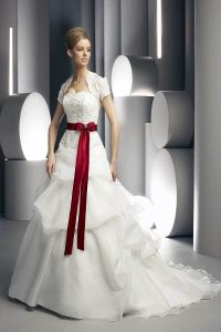 suknia ślubna z czerwonym paskiem 1