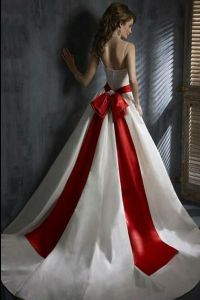 suknia ślubna z czerwonym pasem 3
