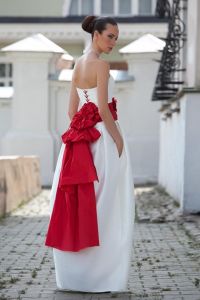 suknia ślubna z czerwonym paskiem 4