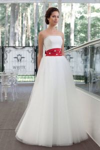 сватбена рокля с червен колан 8