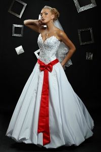 сватбена рокля с червен колан 9