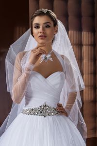 Сватбена рокля с кристали 5