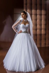 Сватбена рокля с кристали 7