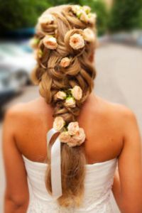 Вјенчање фризура с свежим цвећем 1