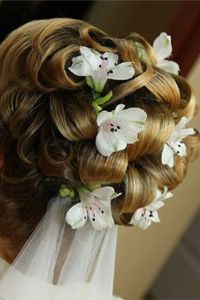Вјенчане фризуре с свежим цвећем 7