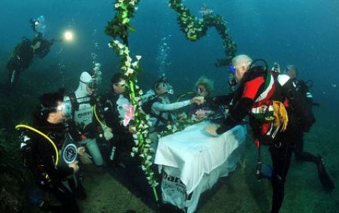 Свадьба дайверов под водой