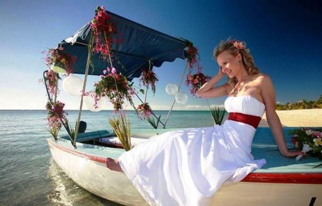 Невеста, приплывающая на лодке