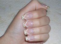 Ślubny manicure na krótkie paznokcie 2