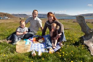 Исландская семья в летний день на берегу залива